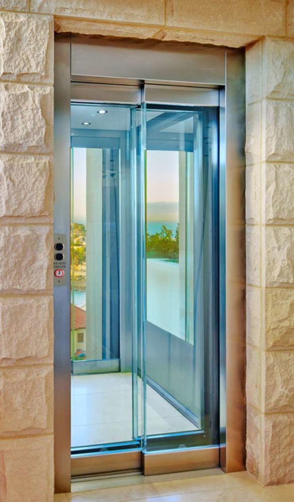 Automatic glass-panelled lift doors